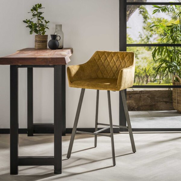 D - Hoyz - Barstoel Velvet Okergeel - Met arm en rugleuning - Zwart Metalen Onderstel - Per 2 Stuks