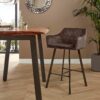 D - Hoyz - Barstoel Velvet Okergeel - Met arm en rugleuning - Zwart Metalen Onderstel - Per 2 Stuks